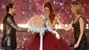 Maeva Coucke (tengah) menerima bunga dari juri setelah dinobatkan sebagai Miss France 2018 di Chateauroux, Prancis tengah (16/12). Coucke  merupakan wanita ketiga dari Nord-Pas-de-Calais untuk memenangkan gelar tersebut. (AFP Photo/Guillaume Souvant)