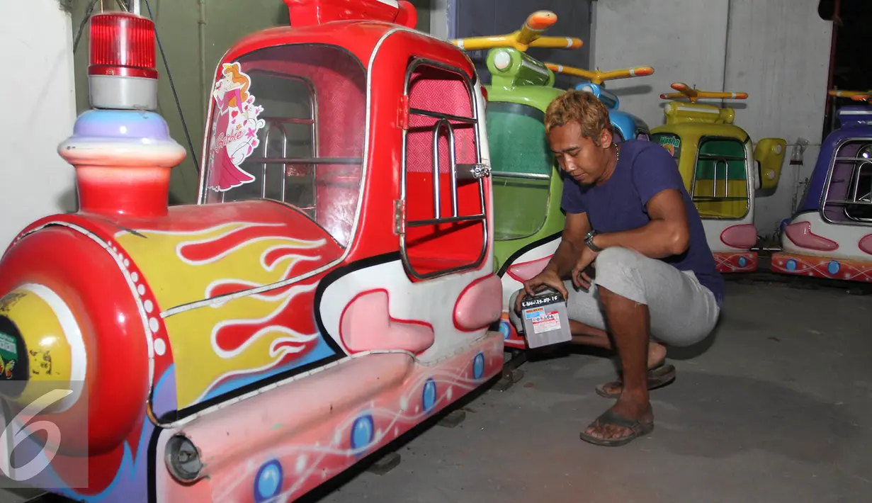 Galih pun tertarik untuk mencoba usaha permainan tersebut. Awalnya Galih mengaku malu. Ia pun mulai mencoba peruntungannya dengan membuka usaha permainan kereta mini di perempatan Perumnas Palur. (Liputan6.com/Reza Kuncoro)