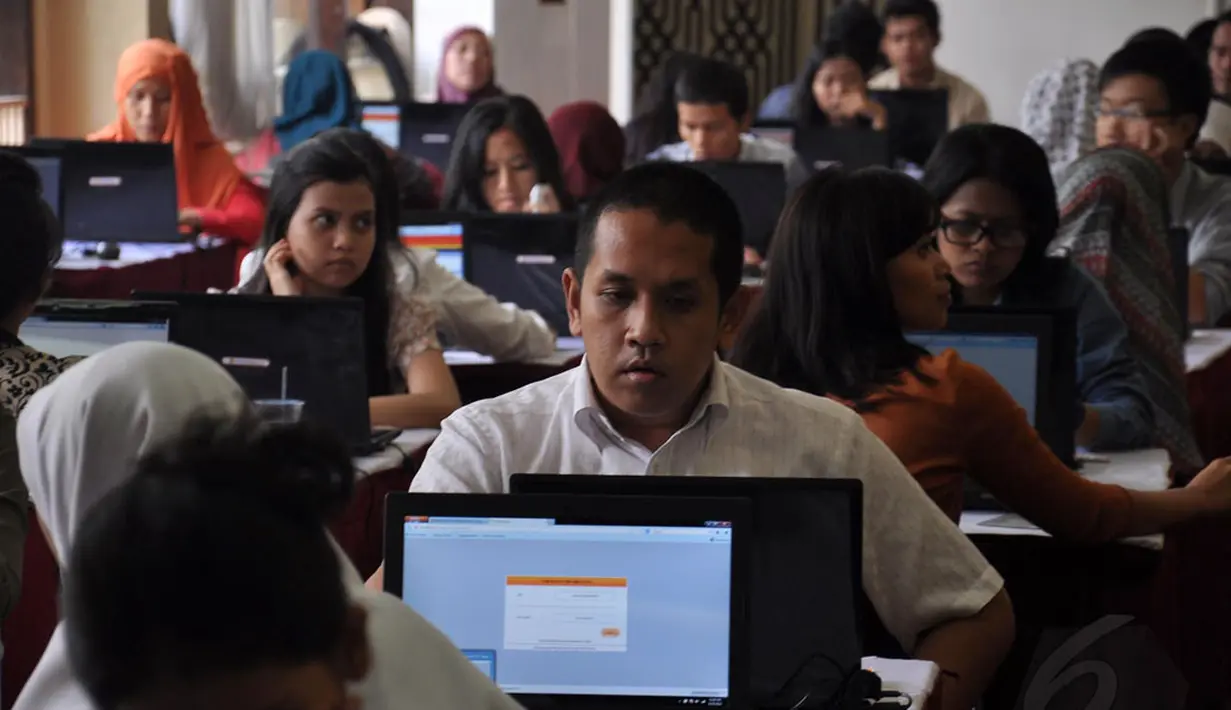 Beberapa peserta tes CPNS serius melakukan simulasi sistem tes seleksi CPNS berbasis online di Jakarta, (20/8/2014). (Liputan6.com/Miftahul Hayat)