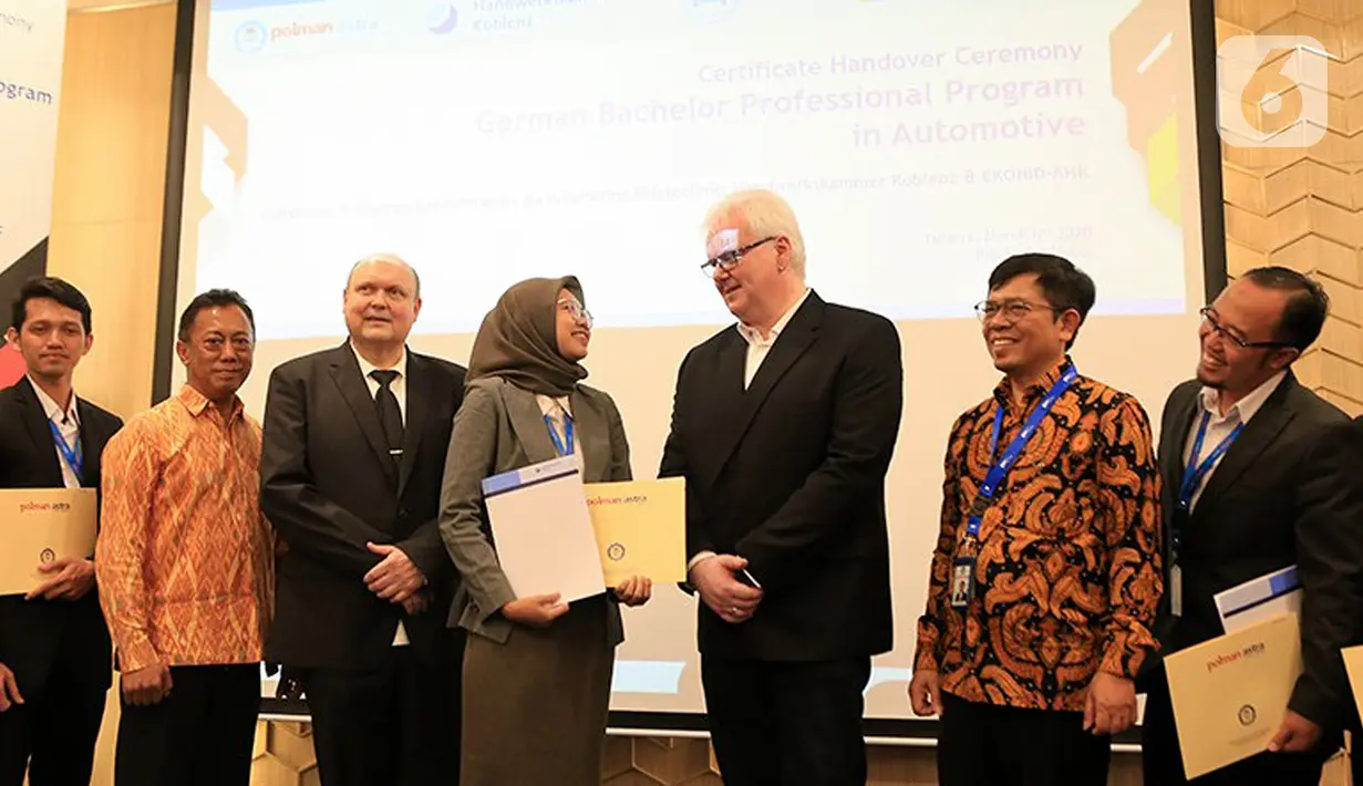 Lulusan D3 Mesin Otomotif Polman Astra Renita Dewi (tengah) berbincang dengan Mario Monschauer di Koblenz Jerman, Jumat (06/3/2020). Renita Dewi merupakan peserta wanita peraih sertifikasi German Bachelor Professional batch pertama. (Liputan6.com/Pool/Polman Astra)
