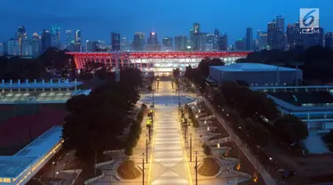 Pemandangan udara Stadion Utama Gelora Bung Karno yang dihiasi lampu LED, Senayan, Jakarta, Rabu (10/1). GBK kini menggunakan lampu berkekuatan 3.500 lux atau dua kali lebih besar dari sebelumnya 1.200 lux. (Liputan6.com/Arya Manggala)