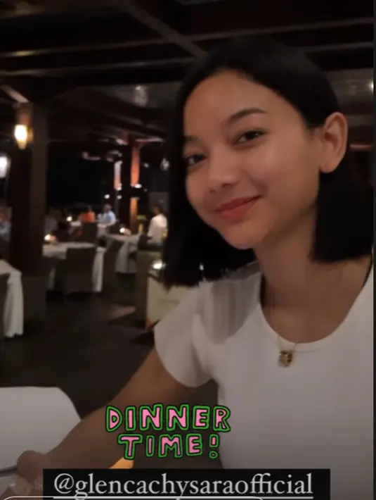 Dalam Story Instagram ini, terdengar sebuah percakapan antara Rendi dan Glenca yang singkat tapi romantis. Ditanya sang suami happy (senang) atau tidak, Glenca menjawab dengan senyuman manis bahwa ia sangat senang dengan momen dinner romantis bareng sang suami tercinta. Resmi jadi suami istri, pasangan ini akan menjadi pasangan artis yang tak lepas dari perhatian. (Liputan6.com/IG/@rendijhonpratama)