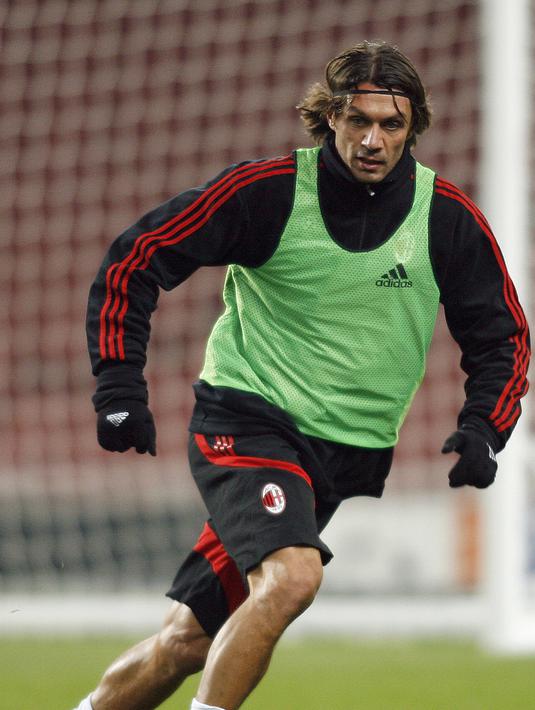 2. Paolo Maldini - Semua gelar bergengsi sudah dimiliki bek kiri bersama AC Milan. Mulai dari gelar Liga Champions hingga gelar juara dunia antar klub. (AFP/Glyn Kirk)
