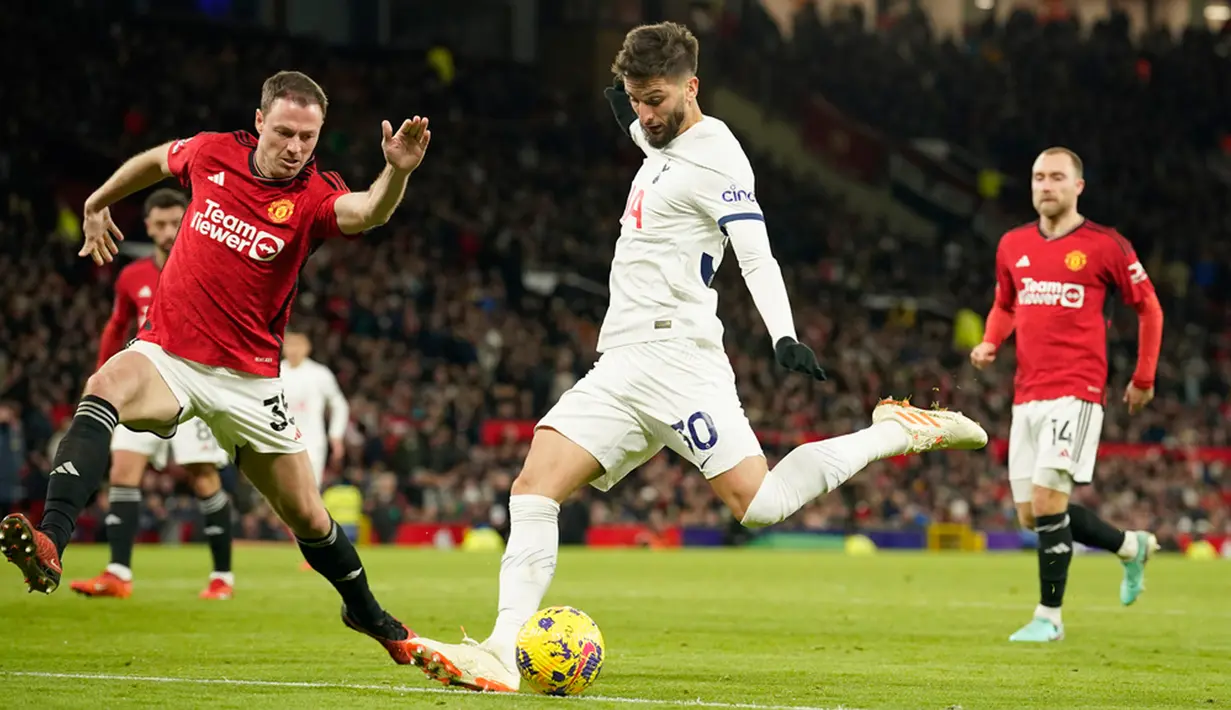 Ketinggalan satu gol Tottenham mulai banyak memberikan perlawanan. Dan, pada menit ke-19, berawal dari sepak pojok Richarlison dengan sundulan menempatkan bola ke gawang Man United. (AP Photo/Dave Thompson)