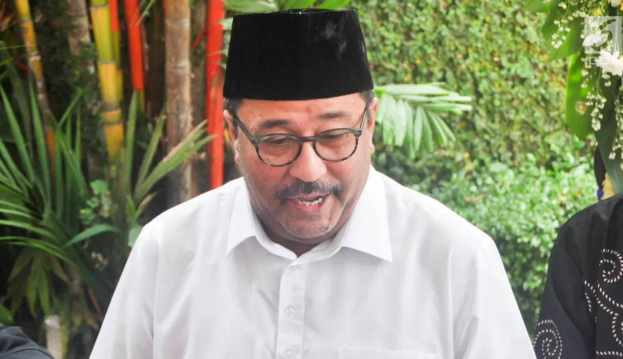 Politikus PDIP Rano Karno menghadiri persemayaman Ani Yudhoyono di Puri Cikeas, Bogor, Jawa Barat, Minggu (2/6/2019). Sejumlah tokoh terus berdatangan jelang pemakaman istri presiden ke-6 RI Susilo Bambang Yudhoyono (SBY) tersebut. (Liputan6.com/Immanuel Antonius)