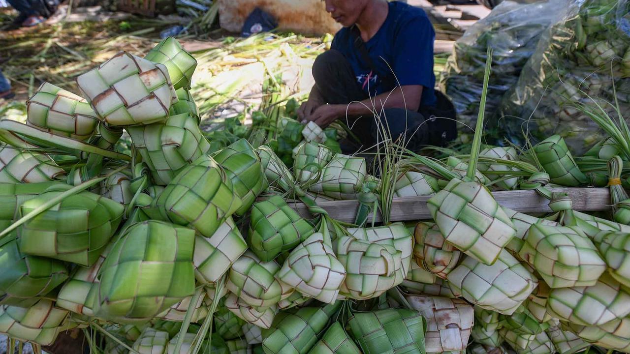 FOTO: Keluh Kesah Pedagang Musiman  Kulit Ketupat: Tahun ini Penjualan Menurun hingga 50