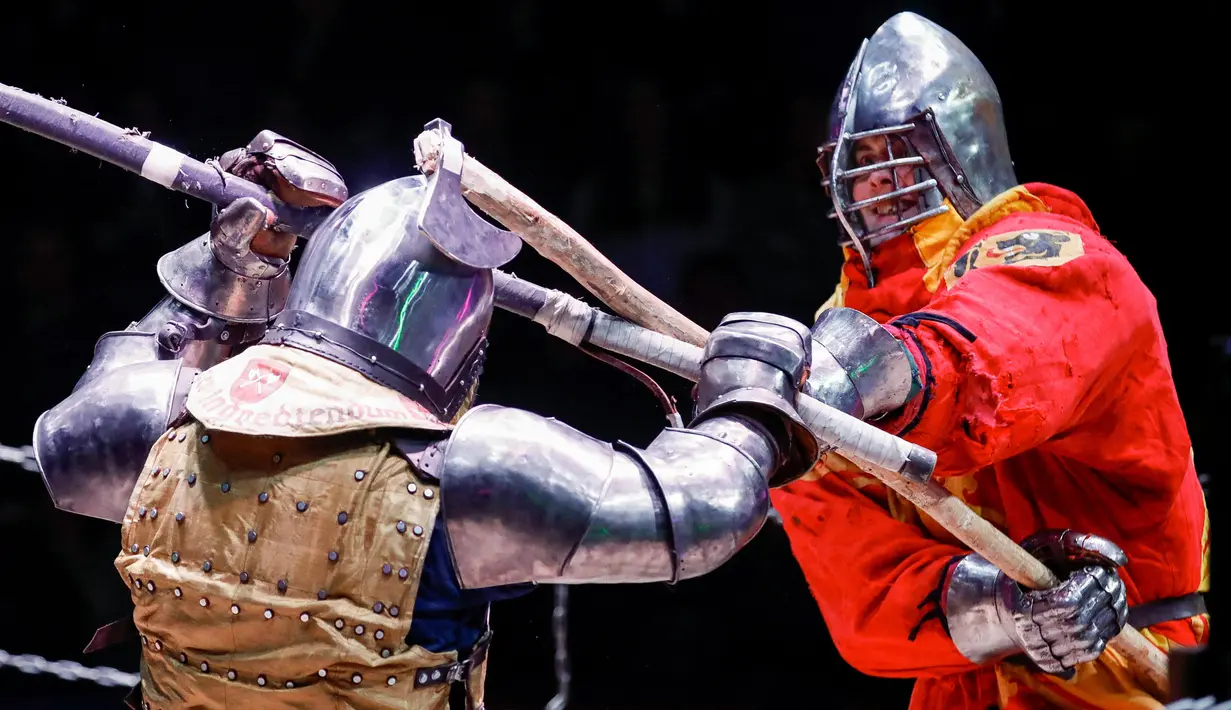 Para kontestan berduel dalam ajang Warrior 2020 di Moskow, Rusia, pada 23 Februari 2020. Warrior 2020, sebuah turnamen kesatria internasional dan pertunjukan abad pertengahan yang unik, digelar di Moskow pada Minggu (23/2). (Xinhua/Maxim Chernavsky)