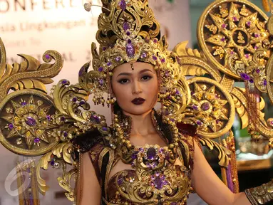 Puteri Indonesia Lingkungan 2015, Chintya Fabyola menunjukan salah satu kostum untuk dipakai di ajang Miss International 2015, Jakarta, Kamis (8/10/2015). Miss International 2015 akan diselengarakan di Tokyo pada 16 Oktober. (Liputan6.com/Herman Zakharia)