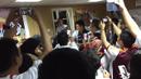 Kehadiran Rio Haryanto disambut meriah warga negara Indonesia saat acara meet and greet di KBRI Manama, Bahrain, Rabu (30/3/2016) malam waktu setempat. (Bola.com/Istimewa/Andri Hartanto)