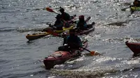 Tim ekspedisi Dayung Jelajah Nusantara edisi pertama bertajuk Flores Sea Kayak Expedition mengarungi Laut Flores sebelum tiba di Labuan Bajo. (dok. BPOLBF)