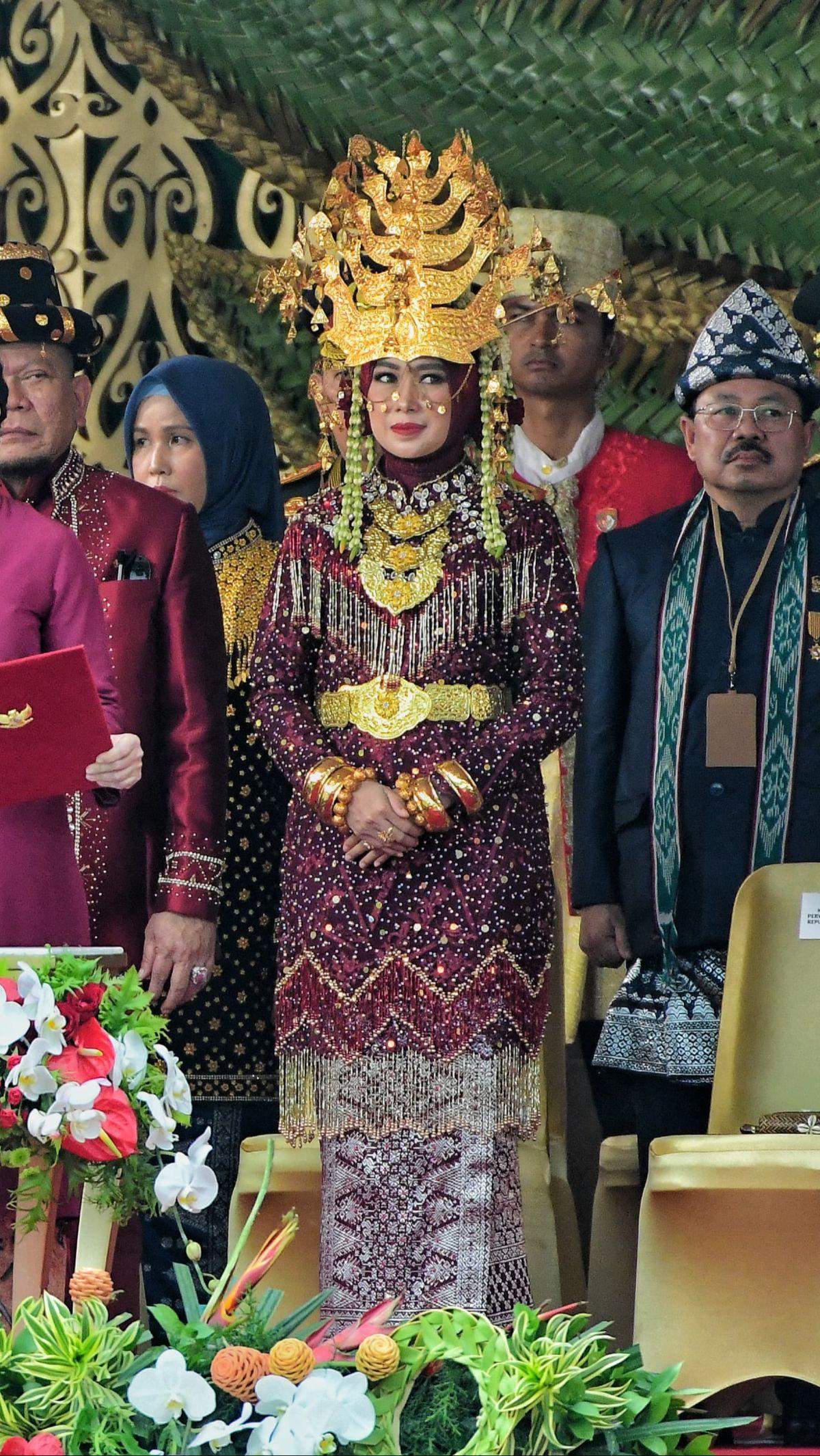 Istri Ketua DPD RI La Nyalla Mattalitti,&nbsp;Enny LaNyalla tampil memukau dalam balutan baju adat Mandailing, Sumatera Utara. Berkat penampilannya, Enny mendapatkan hadiah sepeda dari Presiden Jokowi karena memenangkan kostum terbaik.