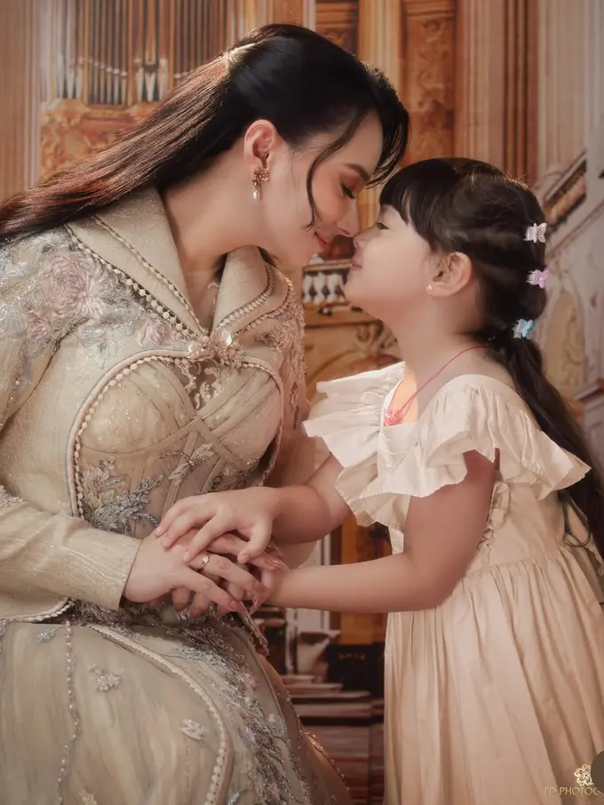 Asmirandah dan Putrinya, Chloe saat Photoshoot Bertemakan Kerajaan