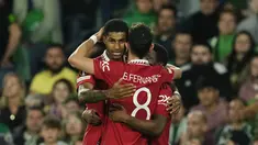 Penyerang Manchester United, Marcus Rashford (kiri) berselebrasi setelah mencetak gol ke gawang Real Betis pada pertandingan leg kedua babak 16 besar Liga Europa di stadion Benito Villamarin di Seville, Spanyol, Jumat (17/3/2023). Manchester United mengalahkan Real Betis untuk mengamankan tiket perempat final. (AP Photo/Jose Breton)