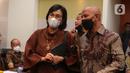 Menteri Keuangan Sri Mulyani (kiri) dan Ketua Badan Anggaran DPR RI Said Abdullah (kanan) sebelum rapat kerja Badan Anggaran DPR RI di Kompleks Parlemen, Senayan, Jakarta, Selasa (31/5). Rapat tersebut beragenda keterangan pemerintah atas KEM PPKF RAPBN 2023 dan RKP Tahun 2023 serta Proyeksi Ekonomi Tahun 2023. (Liputan6.com/Angga Yuniar)