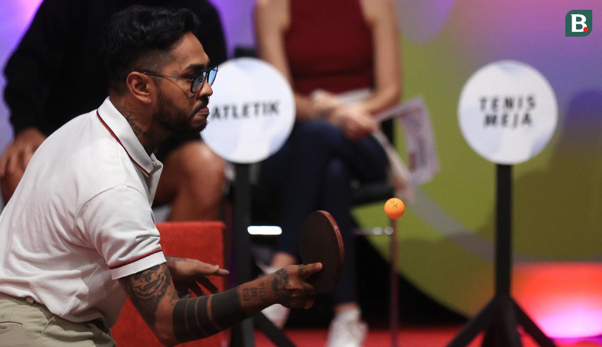 Ekspresi Onadio Leonardo saat bermain tenis meja disela-sela sesi konferensi pers Turnamen Olahraga Selebriti Indonesia (OSI) yang berlangsung di SCTV Tower, Jakarta, Selasa (4/7/2023). (Bola.com/Ikhwan Yanuar)