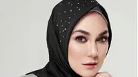 Jadi Model Hijab Bertabur Kristal Swarovski, Luna Maya Banjir Pujian. (dok.Instagram @vanilahijab/https://www.instagram.com/p/B-WYpPKj8ol/Henry)