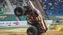 Aksi truk monster pertunjukan Monster Jam di stadion Raja Fahad, Riyadh, Arab Saudi, Jumat (17/3). Acara ini diselenggarakan General Entertainment Authority. (AFP Photo/Fayez Nureldine)
