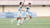 Pemain sayap PSIS Semarang, Paulo Gali Freitas (kanan), merayakan gol yang dicetaknya ke gawang Dewa United pada laga pekan kedelapan BRI Liga 1 2023/2024 di Stadion Indomilk Arena, Tangerang, Senin (14/8/2023) sore WIB. PSIS menang 4-1 di markas Dewa United. (Bola.com/M. Iqbal Ichsan)