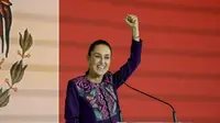 Calon presiden Meksiko dari partai berkuasa Claudia Sheinbaum berbicara kepada para pendukungnya setelah National Electoral Institute mengumumkan dia memimpin secara permanen dalam pemilu di Mexico City, Senin (3/6/2024). (Dok. AP/Eduardo Verdugo)