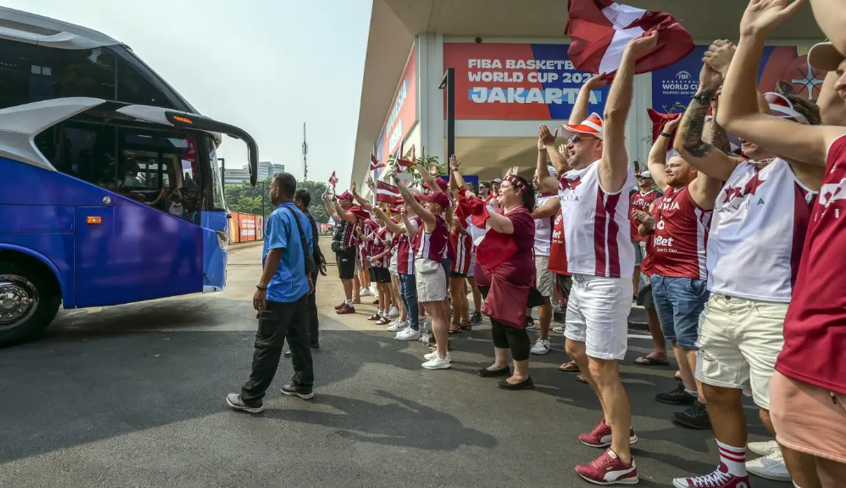 Lebih dari 1.000 suporter Timnas Basket Latvia hadir langsung di Indonesia Arena untuk menyaksikan langsung laga pembuka Grup H FIBA World Cup 2023. (BAY ISMOYO/AFP)