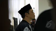 Muhtar Ependy mengenakan kopiah saat menghadiri sidang vonis di Pengadilan Tipikor, Jakarta, Kamis (5/3/2015). Muhtar divonis 5 tahun penjara dan denda Rp 200 juta subsider 3 bulan kurungan.(Liputan6.com/Faisal R Syam)