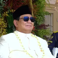 Gaya Presiden Prabowo Berkacamata Hitam dan Deretan Menterinya Ikuti Upacara 17 Agustus 2025 di Istana Merdeka