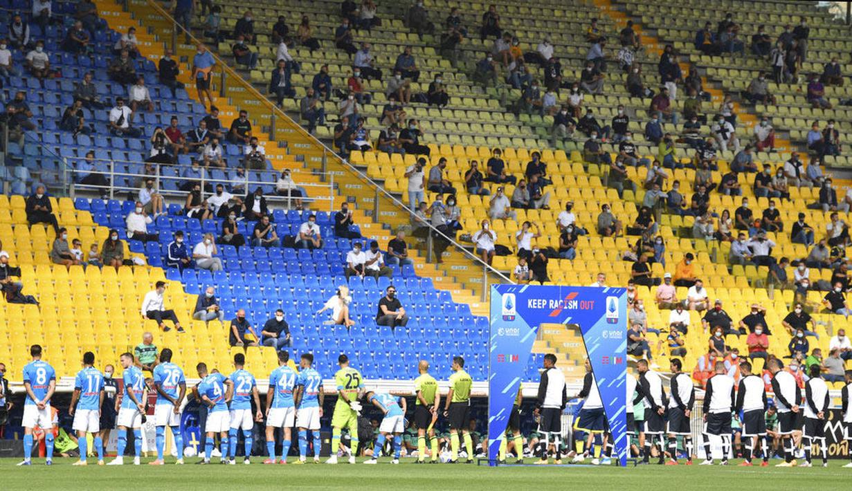 Penonton saat menyaksikan pertandingan antara Parma melawan Napoli dii Stadion Ennio Tardini pada laga Serie A, Minggu (20/9/2020). Sejumlah liga di Eropa telah mengijinkan fans menonton langsung pertandingan di stadion. (Massimo Paolone/LaPresse via AP)