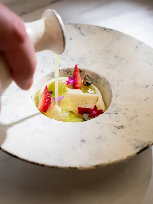 Sebagai penutup, sajian segar cocok untuk dinikmati. Potongan vanilla jelly yang seperti mi menjadi bintang utama yang dilengkapi dengan melon soup, potongan buah dan caramel almond choux. /Foto dok: Park Hyatt Jakarta.