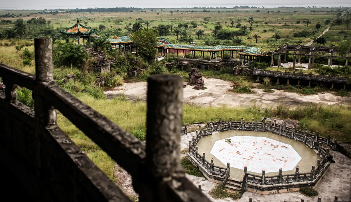 Pemandangan halaman dari Istana kepresidenan Kongo yang terbengkalai di Nsele, Kinshasa, Kongo, Senin (15/5). Istana ini pernah ditempati Mobutu yang berkuasa di Kongo selama lebih dari 31 tahun. (AFP PHOTO/JOHN WESSELS)