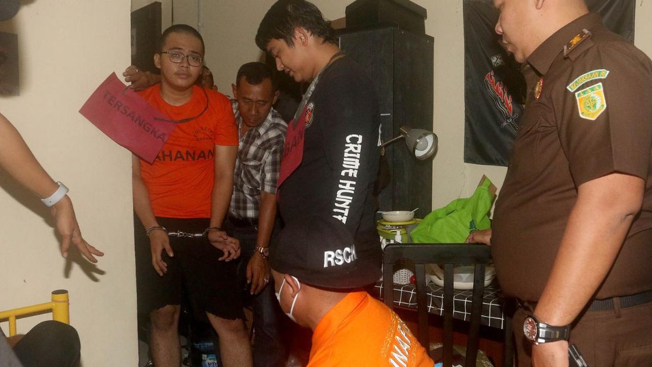 "Rekonstruksi berjalan lancar tidak ada gangguan apa-apa dan tersangka melaksanakan adegan-adegan dengan apa yang dia lakukan dengan rekonstruksi berjalan 50 adegan,"