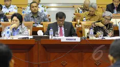 Menkumham Yasonna Laoly (tengah) bersama Wakil Menlu Abdurrahman Mohammad Fachir (kanan) mengikuti rapat kerja bersama Komisi I DPR di Kompleks Parlemen Senayan, Jakarta, Senin (2/2/2015). (Liputan6.com/Andrian M Tunay)