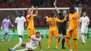 Pemain Belanda, Xavi Simons, mendapat kartu kuning dari wasit setelah melakukan pelanggaran terhadap pemain Prancis, Kylian Mbappe pada Kualifikasi EURO 2024 Grup B di Stadion Johan Cruijff Arena, Sabtu (14/10/2023). Prancis menang dengan skor 2-1. (AP Photo/Peter Dejong)