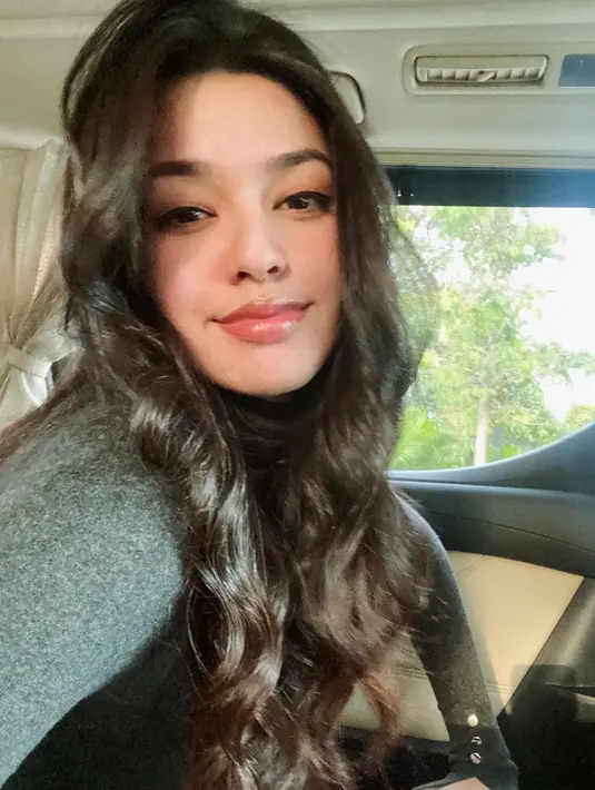 "Kegiatan aku selama karantina, di rumah aja, yang pasti tadinya nggak bisa masak jadi bisa masak. Aku cobain masakan Indonesia baru kaya bikin jengkol, tahu, tempe, sambel pete semuanya aku cobain," ujar Susan Sameh. (Instagram/susansameeh)