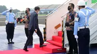 Presiden Joko Widodo bertolak dari Pangkalan TNI AU Halim Perdanakusuma, Jakarta, menuju Jawa Timur untuk meresmikan Bendungan Tukul yang terletak di Desa Tukul, Kabupaten Pacitan, Provinsi Jawa Timur, Minggu (14/2/2021). (Muchlis Jr/Biro Pers Sekretariat