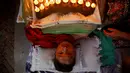 Tubuh seorang pemuja yang dipenuhi lampu minyak, dan sambil berdoa dalam upacara Dashian yang di gelar di Bhaktapur, Nepal (11/10).  Upacara Dashian merupakan sebuah acara besar di Nepal yang digelar 5 tahun sekali. (REUTERS/Navesh Chitrakar)