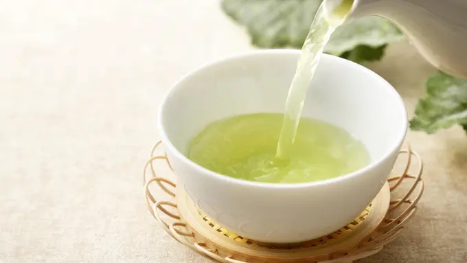 Efektifkah Konsumsi Teh Hijau untuk Turunkan Berat Badan? (Nishihama/Shutterstock)