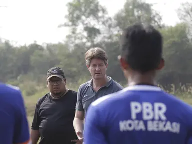 Mantan pelatih timnas Indonesia, Pieter Huistra resmi menangani Persipasi Bandung Raya di Piala Jenderal Sudirman mendatang. (Bola.com/Vitalis Yogi Trisna)