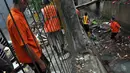 Para pekerja terlihat sedang mengangkat puing-puing bekas penggusuran bangunan liar di kawasan Stasiun Tebet, Jakarta, Selasa (19/8/14). (Liputan6.com/Miftahul Hayat)