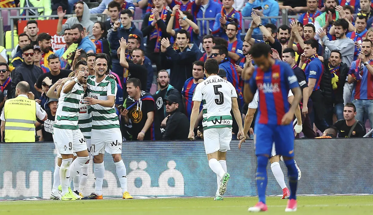 Sejumlah pemain Eibar merayakan gol yang dicetak oleh Inui ke gawang Barcelona pada laga pekan terakhir La Liga di Camp Nou, Minggu (21/5/2017). Barcelona menang 4-2.  (EPA/Alejandro Garcia)