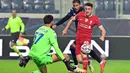 Striker Liverpool, Diogo Jota, berusaha mencetak gol ke gawang Atalanta pada laga lanjutan Liga Champions 2020/2021 di Gewiss Stadium, Rabu (4/11/2020) dini hari WIB. Liverpool menang 5-0 atas Atalanta. (AFP/Miguel Medina)