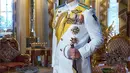 Pangeran Mateen juga melakukan pemotretan individu. Ia tampil gagah dalam balutan baju Kerajaan warna putih sambil memegang pedang. [@anisharsnh/@mateen_anishh]