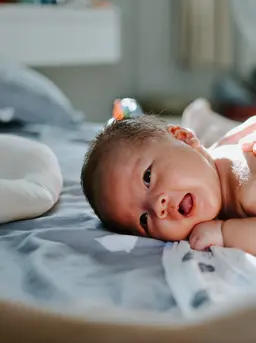 Ilustrasi pijat pada bayi/copyright unsplash.com/Khoa Pham