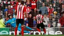 Kiper Arsenal, Petr Cech, gagal menghadang penalti pemain Sunderland, Jermain Defoe, dalam laga Premier League di Stadium of Light, Sabtu (29/10/2016). (Reuters/Russell Cheyne)