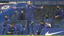 Manajer baru Chelsea, Thomas Tuchel tampak tidak puas dengan penampilan timnya dalam laga lanjutan Liga Inggris 2020/21 pekan ke-20 melawan Wolverhampton Wanderers di Stamford Bridge, Rabu (27/1/2021). Chelsea bermain imbang 0-0 dengan Wolverhampton. (AP/Frank Augstein)