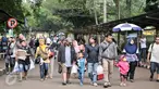 Sejumlah warga saat masuk ke dalam Taman Margasatwa Ragunan, Jakarta Selatan, Selasa (28/3). Pada libur Hari Raya Nyepi, masyarakat banyak menghabiskan waktu di sejumlah lokasi wisata salah satunya Kebun Binatang Ragunan. (Liputan6.com/Yoppy Renato)