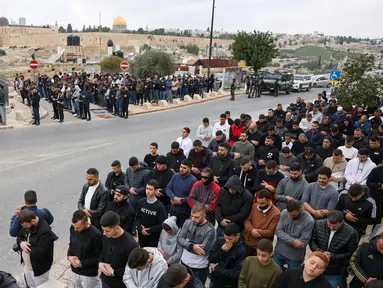 Masjid Kubah Batu di kompleks Masjid Al-Aqsa terlihat saat umat Islam Palestina berkumpul untuk salat Jumat di Yerusalem Timur pada 29 Desember 2023. (AHMAD GHARABLI/AFP)
