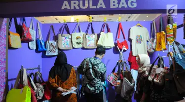 Pengunjung melihat berbagai tas dalam pameran DhawaFest Pesona 2019 di Kementerian Keuangan, Jakarta, Rabu (8/5/2019). Acara pameran produk lokal nusantara tersebut diselenggarakan hingga 10 Mei 2019 mendatang. (Liputan6.com/Angga Yuniar)