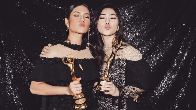 Potret Kedekatan Raisa dan Isyana Sarasvati (sumber: instagram/@isyanasarasvati)