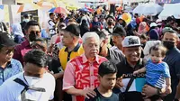 PM Malaysia, Ismail Sabri Yaakob dikritik karena pakai kemeja Burberry seharga Rp23 juta saat jumpa rakyat di acara karnaval. (Facebook/Ismail Sabri Yakoob).