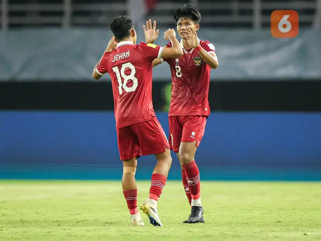 <p>Selebrasi pemain Timnas Indonesia U-17, Arkhan Kaka (kanan) bersama rekannya, Jehan Pahlevi setelah mencetak gol ke gawang Timnas Ekuador U-17 pada laga pertama Grup A Piala Dunia U-17 di Stadion Gelora Bung Tomo, Surabaya, Jumat (10/11/2023) malam WIB. (Bola.com/Bagaskara Lazuardi)</p>